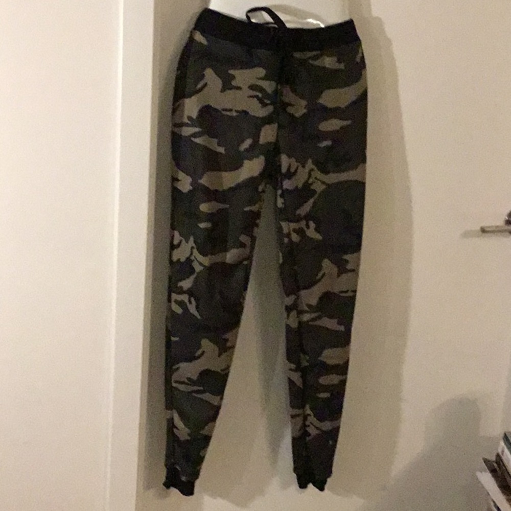 Blue Topic  Green Camouflage Sweatpants Size Medium $25